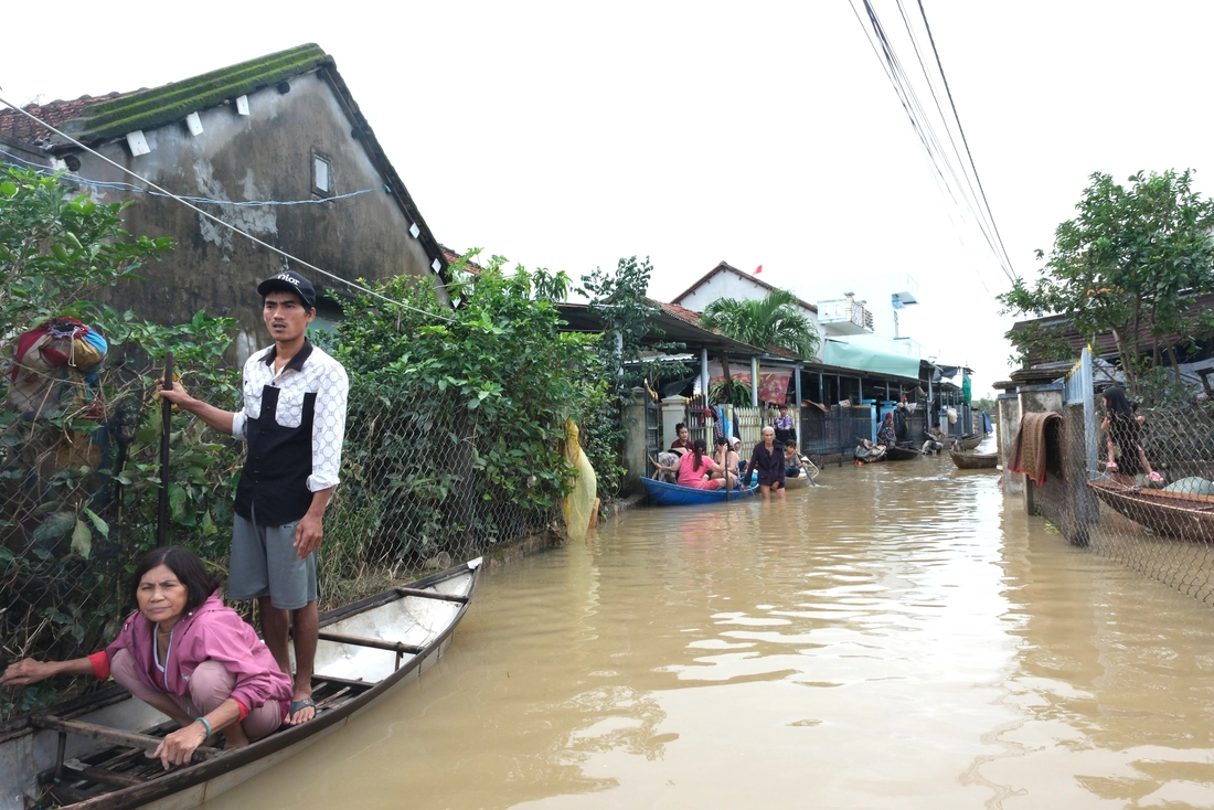 Lụt đã sáu ngày, thôn Hiệp Đồng vẫn bơi xuồng nhận cứu trợ - Ảnh 5.