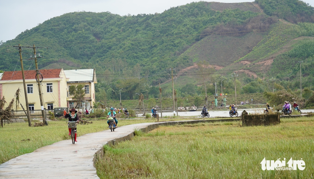 Những chuyến xe nghĩa tình vào rốn lũ Phú Yên - Ảnh 10.