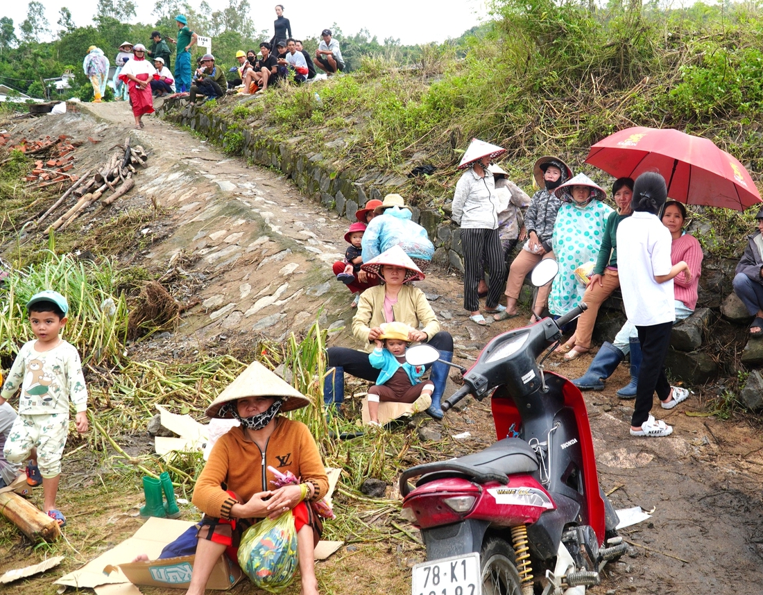 Những chuyến xe nghĩa tình vào rốn lũ Phú Yên - Ảnh 2.