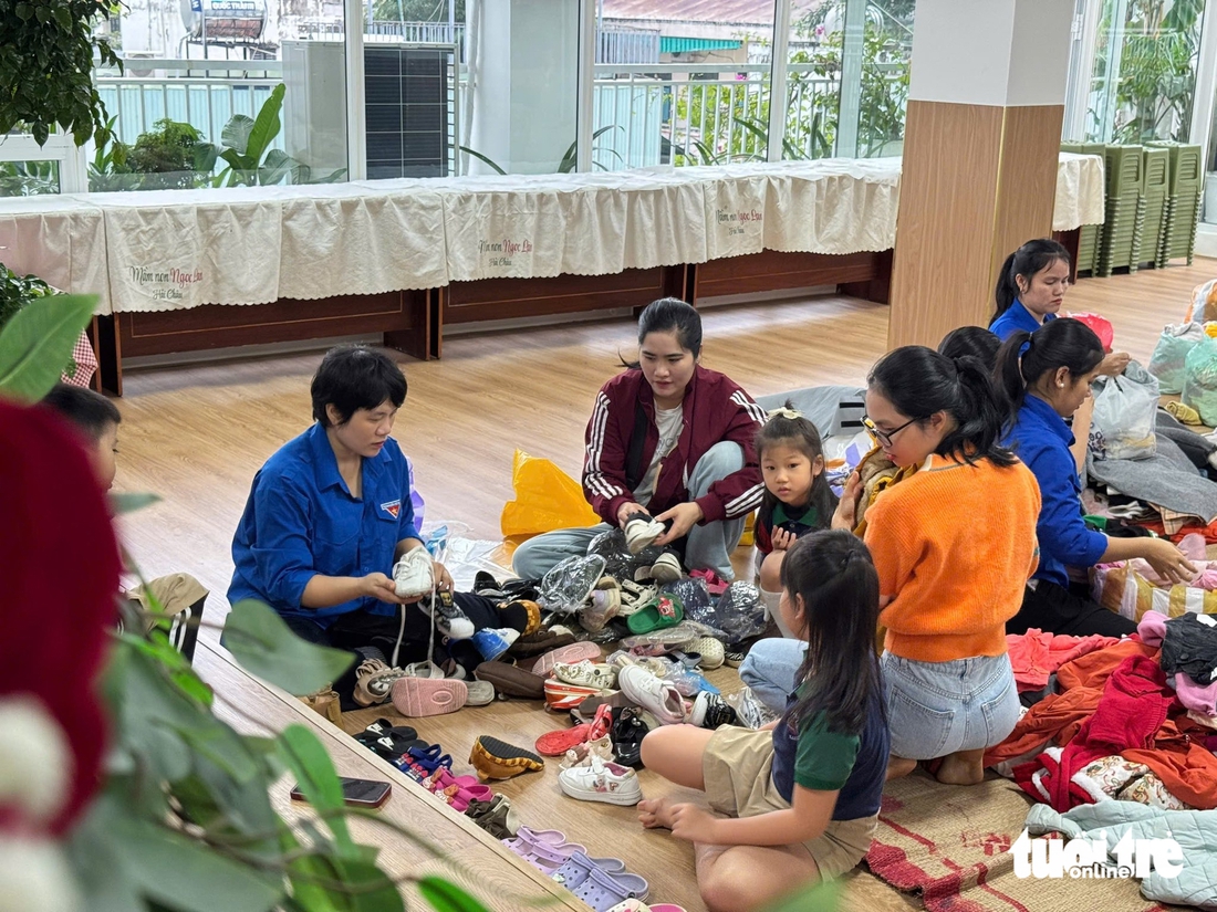 Thương lắm trẻ mầm non gói từng đôi dép 'còn dùng tốt' gửi bạn vùng lũ - Ảnh 1.
