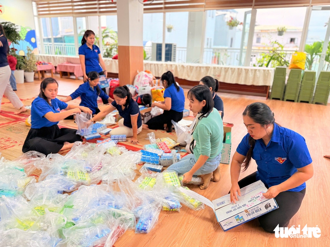 Thương lắm trẻ mầm non gói từng đôi dép 'còn dùng tốt' gửi bạn vùng lũ - Ảnh 8.