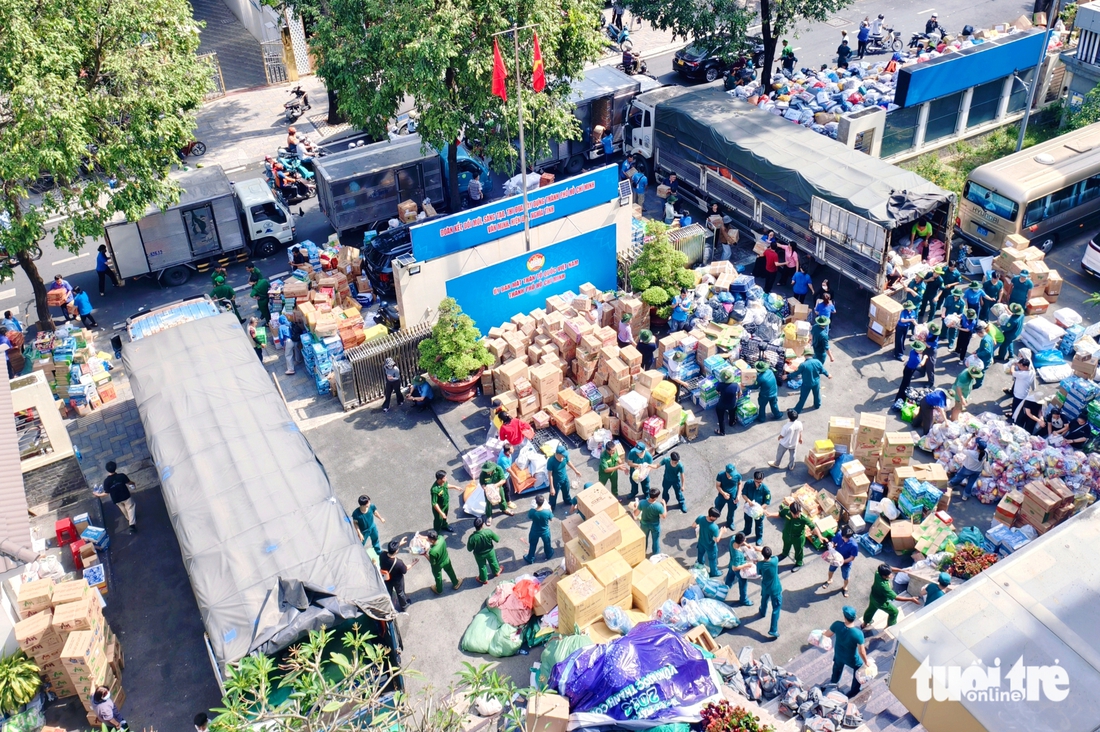 'Thấy mọi người cùng hướng về đồng bào vùng lũ, mình không còn thấy mệt nữa' - Ảnh 10.