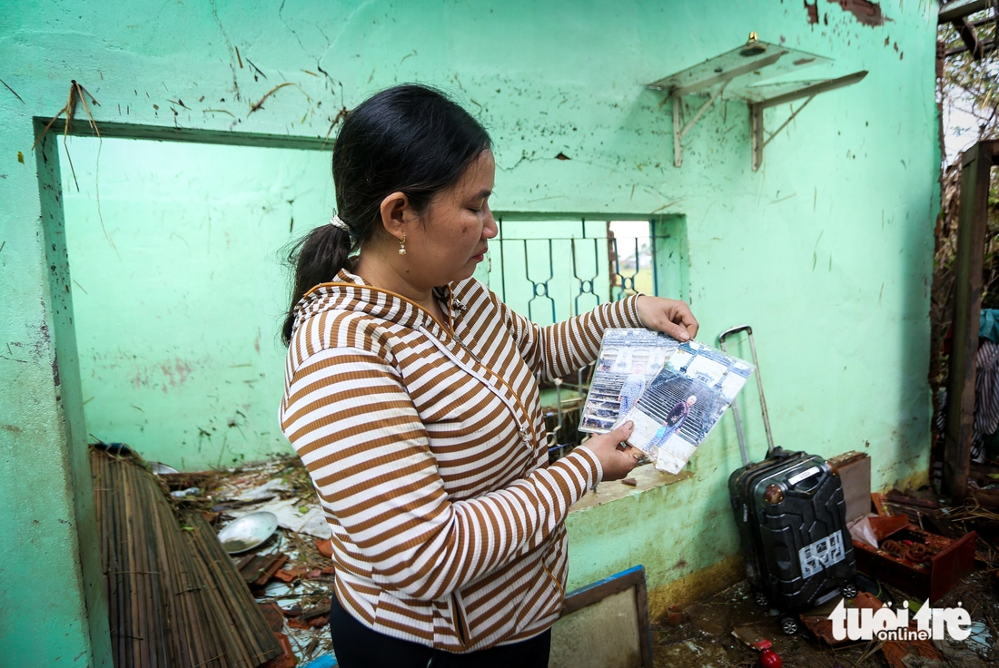 Vào lại ‘rốn lũ’ Hòa Thịnh: Tìm ảnh mẹ trong ngôi nhà bể nát - Ảnh 1.