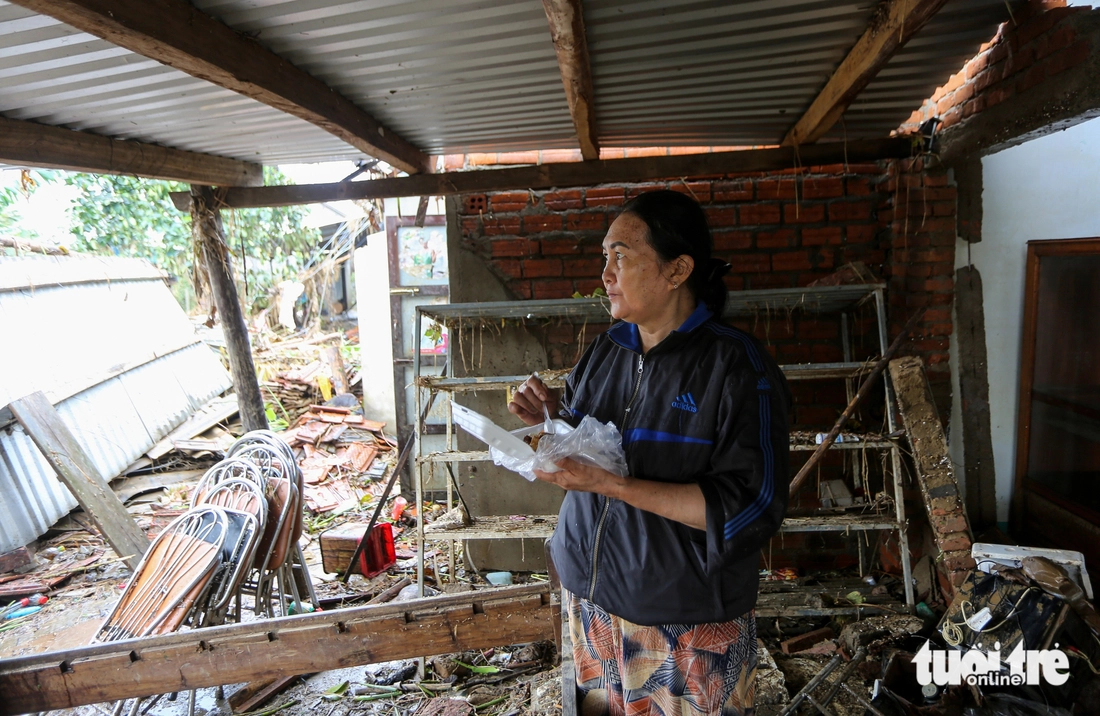 Vào lại ‘rốn lũ’ Hòa Thịnh: Tìm ảnh mẹ trong ngôi nhà bể nát - Ảnh 3.