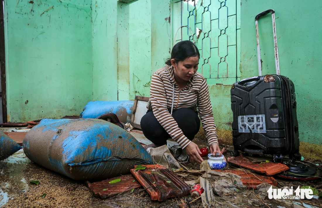 Vào lại ‘rốn lũ’ Hòa Thịnh: Tìm ảnh mẹ trong ngôi nhà bể nát - Ảnh 8.