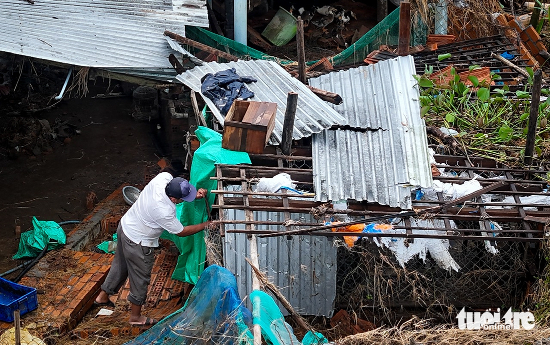 Vào lại ‘rốn lũ’ Hòa Thịnh: Tìm ảnh mẹ trong ngôi nhà bể nát - Ảnh 12.