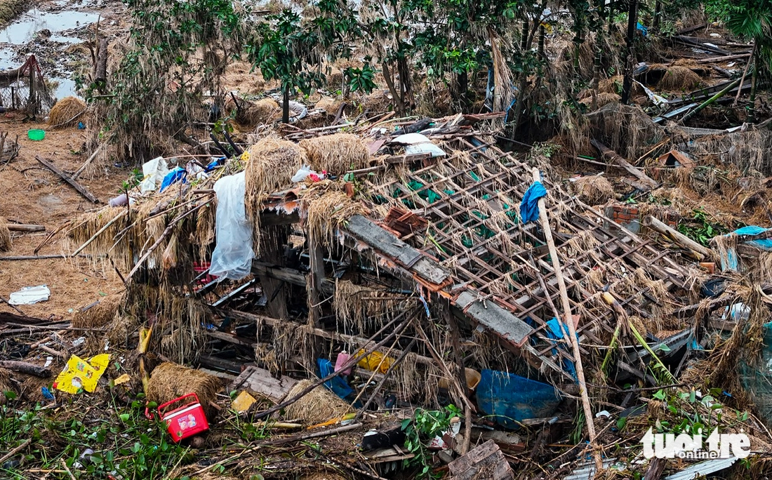 Vào lại ‘rốn lũ’ Hòa Thịnh: Tìm ảnh mẹ trong ngôi nhà bể nát - Ảnh 13.