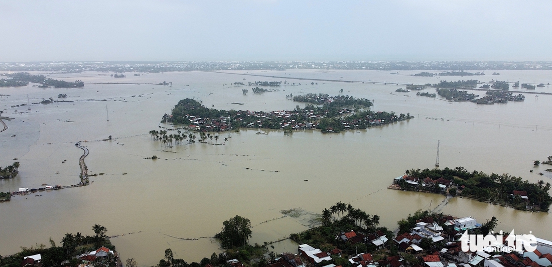 Lụt đã sáu ngày, thôn Hiệp Đồng vẫn bơi xuồng nhận cứu trợ - Ảnh 1.
