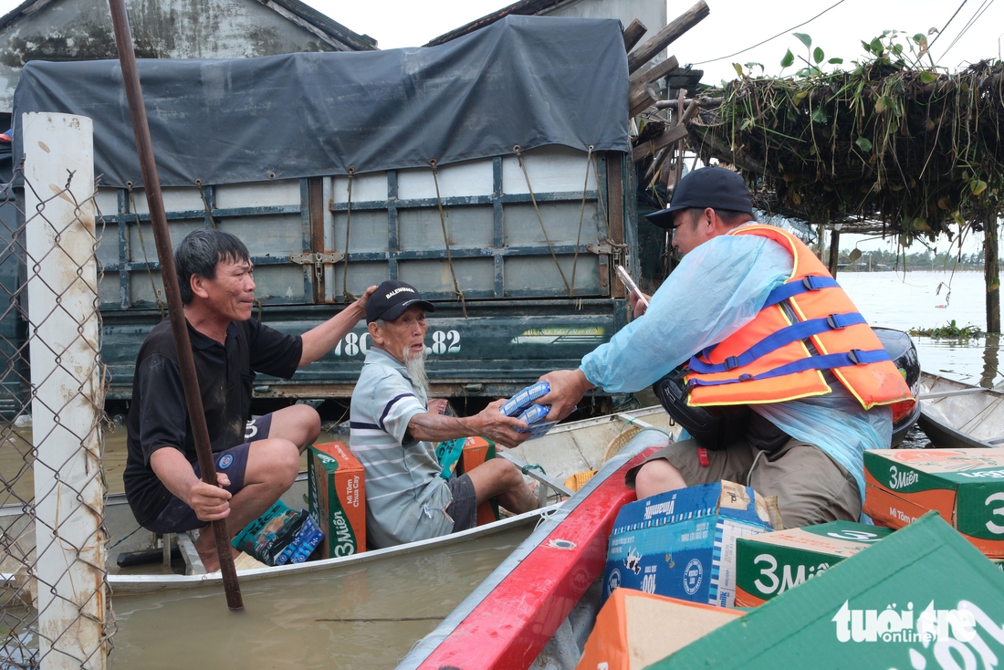 Lụt đã sáu ngày, thôn Hiệp Đồng vẫn bơi xuồng nhận cứu trợ - Ảnh 8.