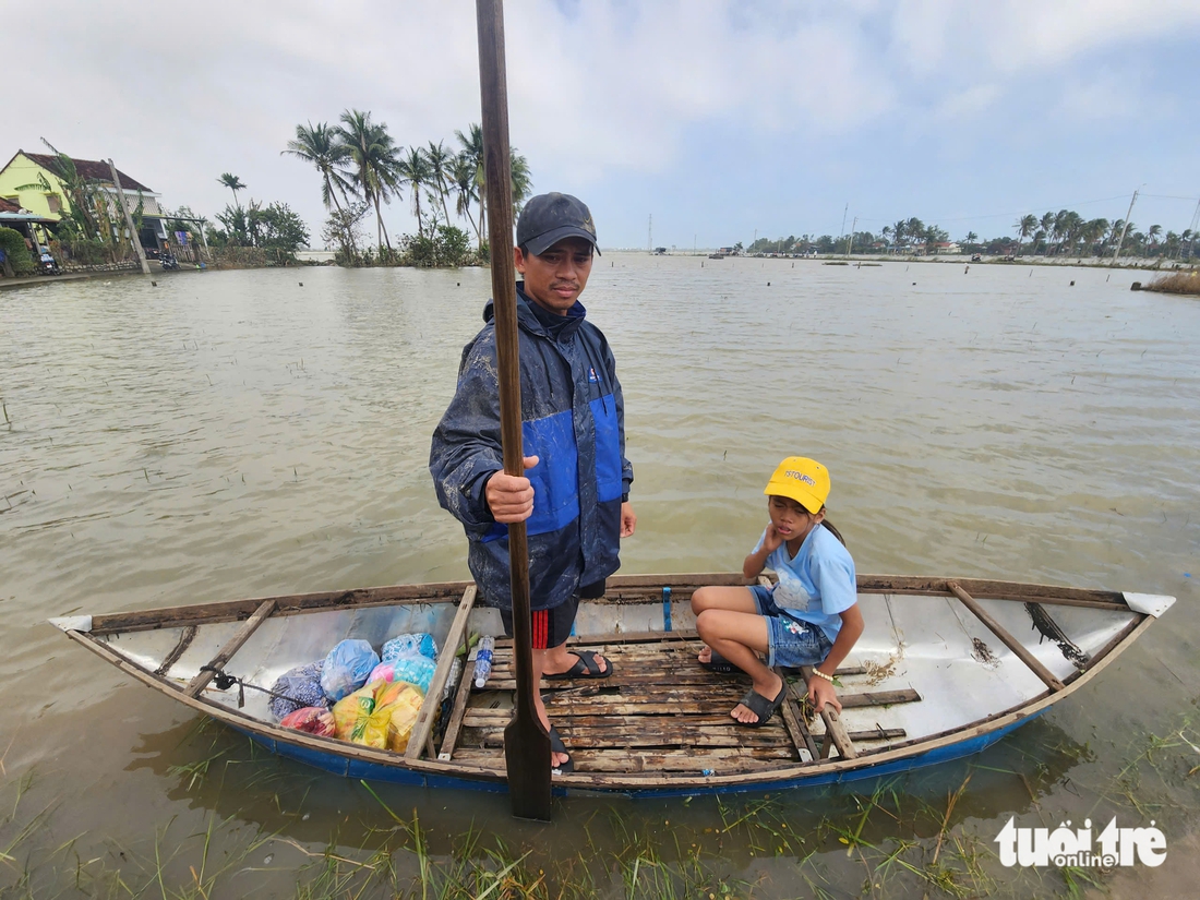 Lụt đã sáu ngày, thôn Hiệp Đồng vẫn bơi xuồng nhận cứu trợ - Ảnh 9.