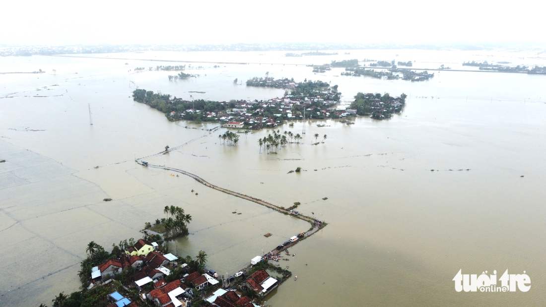 Lụt đã sáu ngày, thôn Hiệp Đồng vẫn bơi xuồng nhận cứu trợ - Ảnh 10.