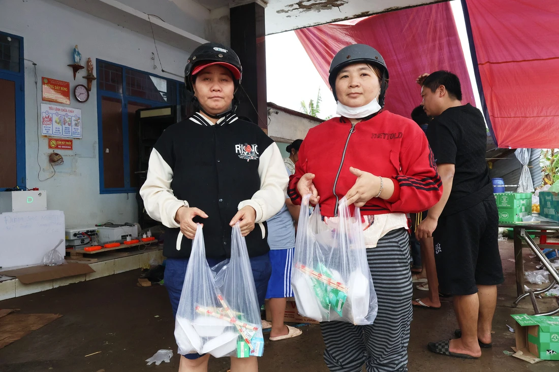 Ấm lòng bếp cơm dã chiến ở tâm lũ Hòa Thịnh, hàng nghìn suất cơm nghĩa tình được trao đi - Ảnh 9.