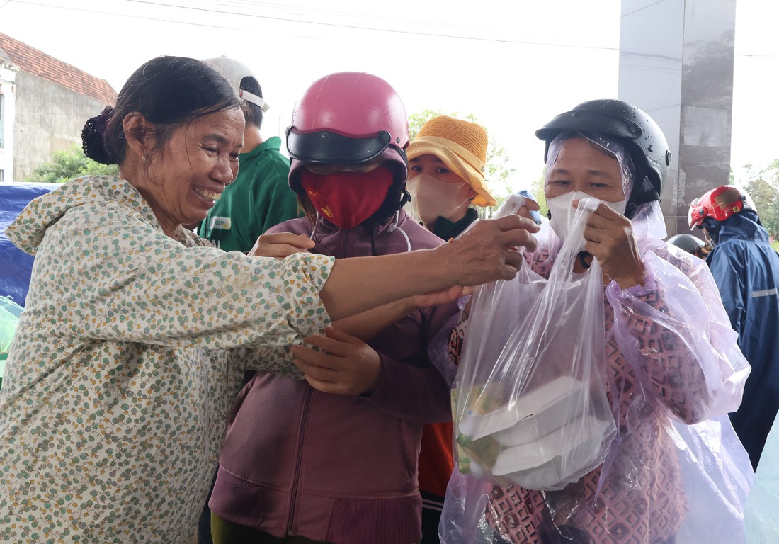 Ấm lòng bếp cơm dã chiến ở tâm lũ Hòa Thịnh, hàng nghìn suất cơm nghĩa tình được trao đi - Ảnh 8.
