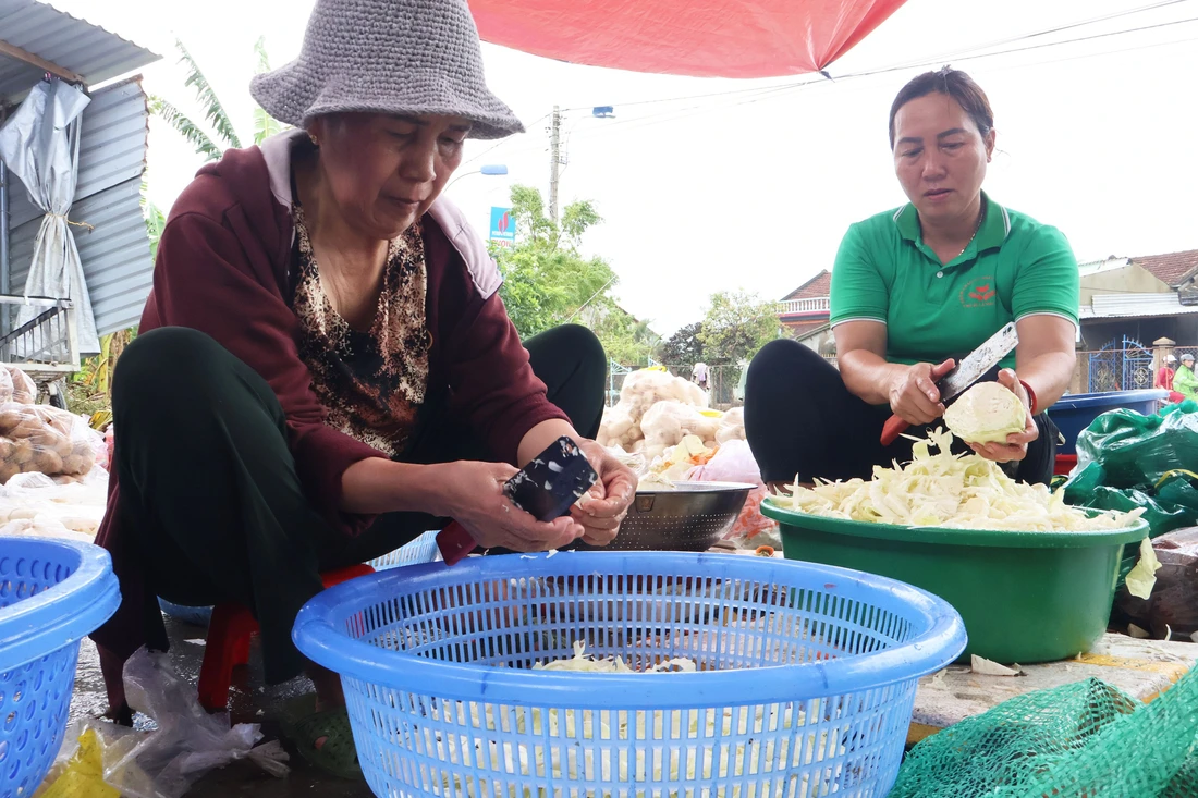 bếp cơm dã chiến - Ảnh 2.