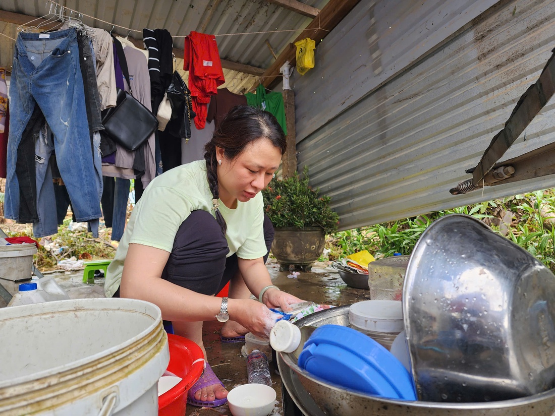 Ấm lòng bếp cơm dã chiến ở tâm lũ Hòa Thịnh, hàng nghìn suất cơm nghĩa tình được trao đi - Ảnh 4.