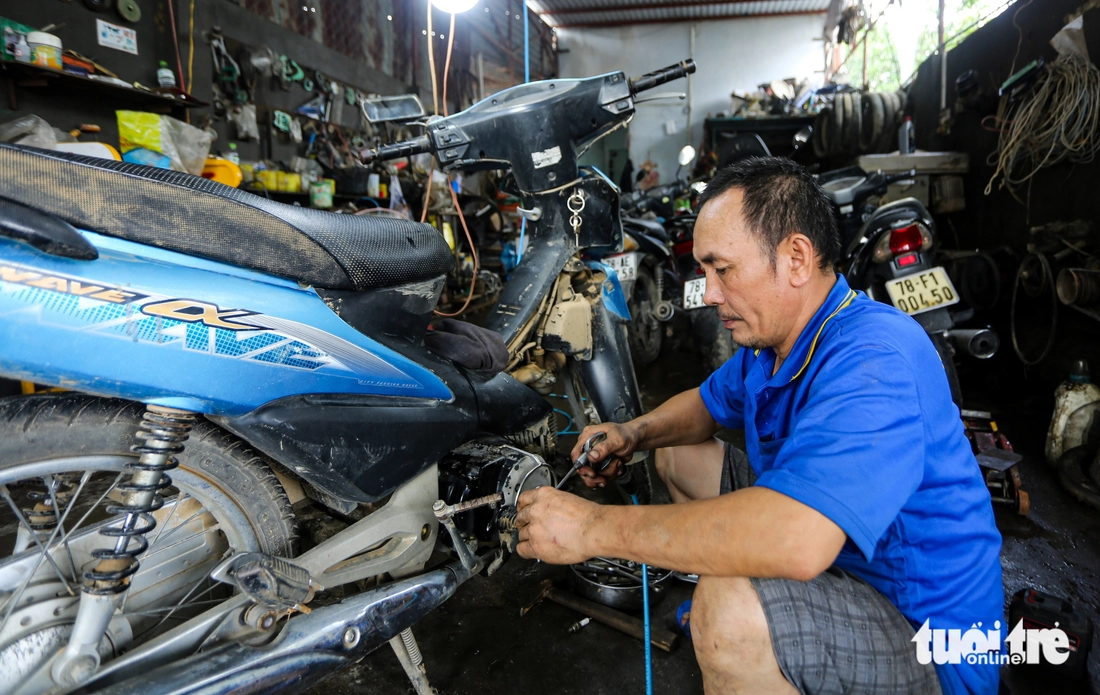 Hàng ngàn xe máy ngập lũ, phơi đầy đường ở Phú Yên cũ, người dân ngóng thợ sửa xe và phụ tùng - Ảnh 2.