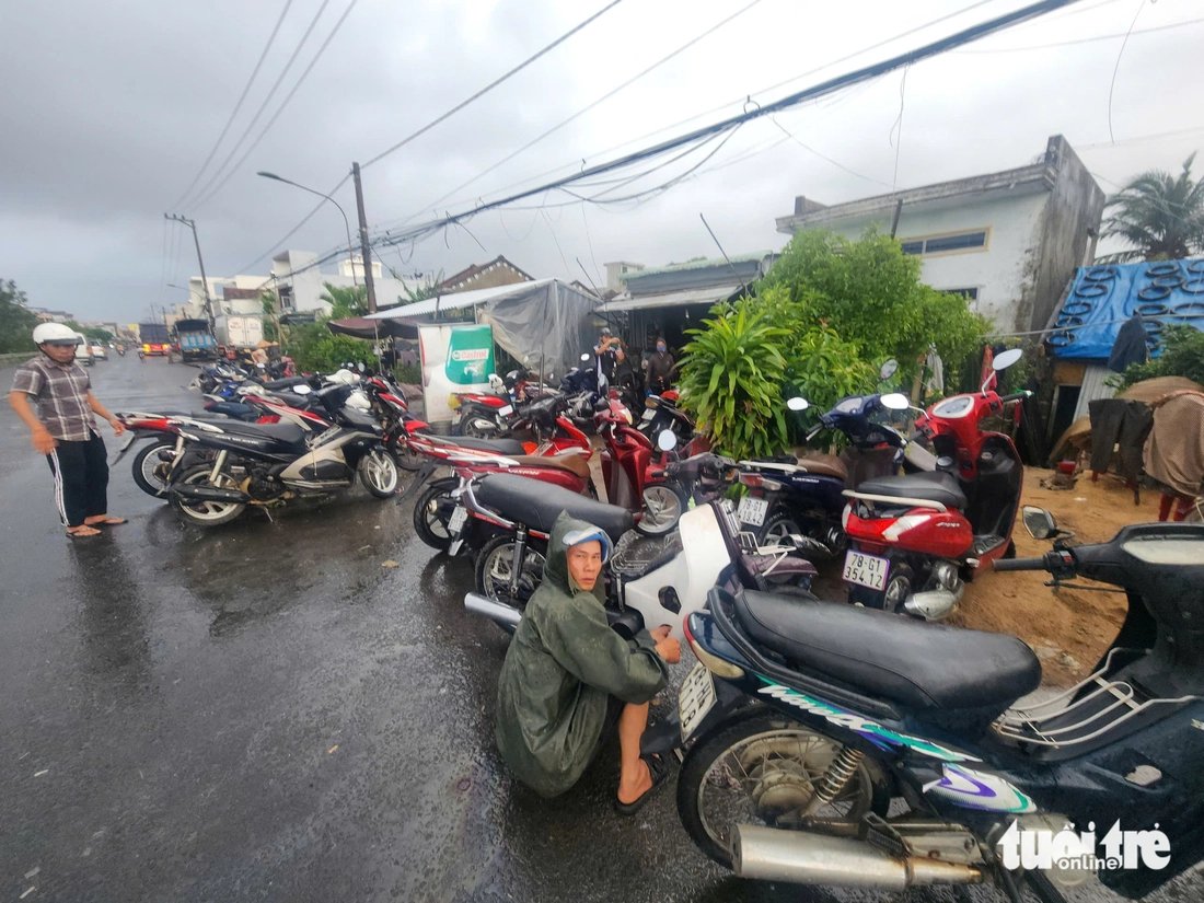Hàng ngàn xe máy ngập lũ, phơi đầy đường ở Phú Yên cũ, người dân ngóng thợ sửa xe và phụ tùng - Ảnh 3.