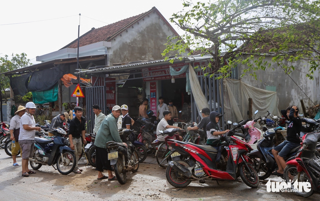 Hàng ngàn xe máy ngập lũ, phơi đầy đường ở Phú Yên cũ, người dân ngóng thợ sửa xe và phụ tùng - Ảnh 10.