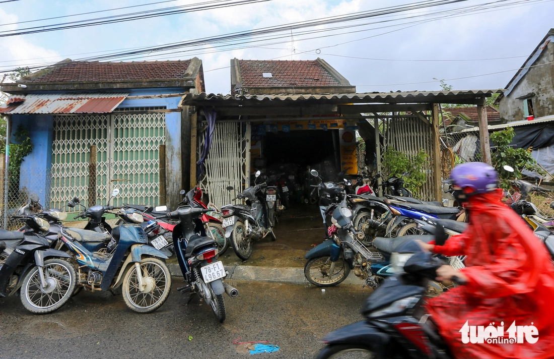 Hàng ngàn xe máy ngập lũ, phơi đầy đường ở Phú Yên cũ, người dân ngóng thợ sửa xe và phụ tùng - Ảnh 11.
