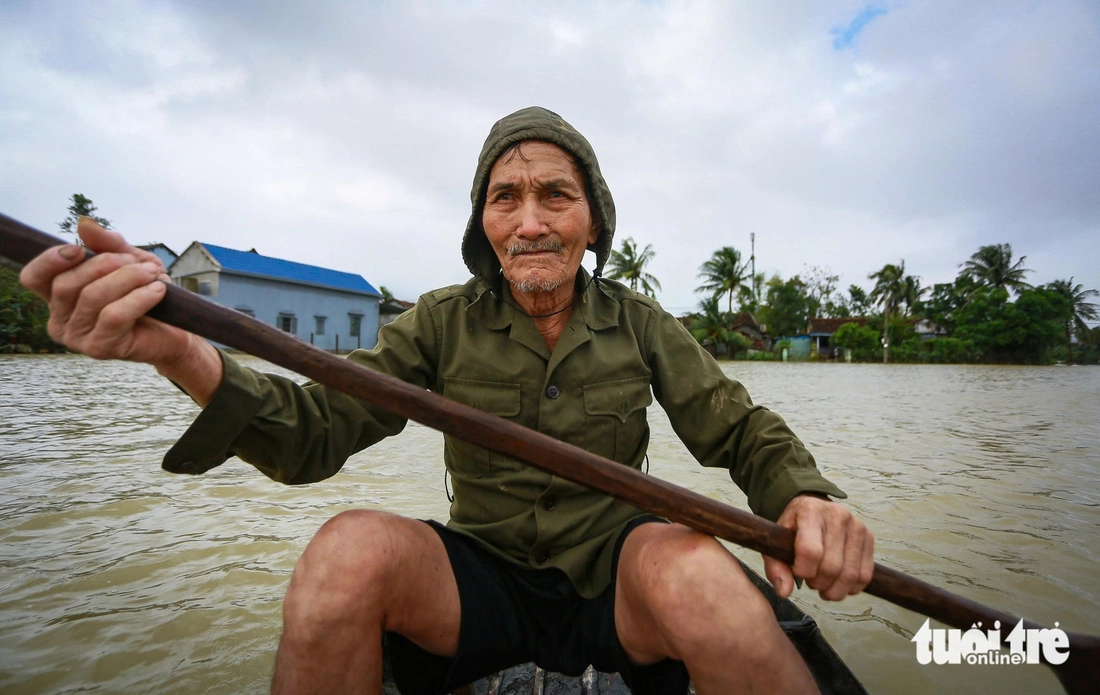 Vợ chồng già sống sót qua trận lũ lịch sử, gượng dậy dựng lại nhà - Ảnh 4.