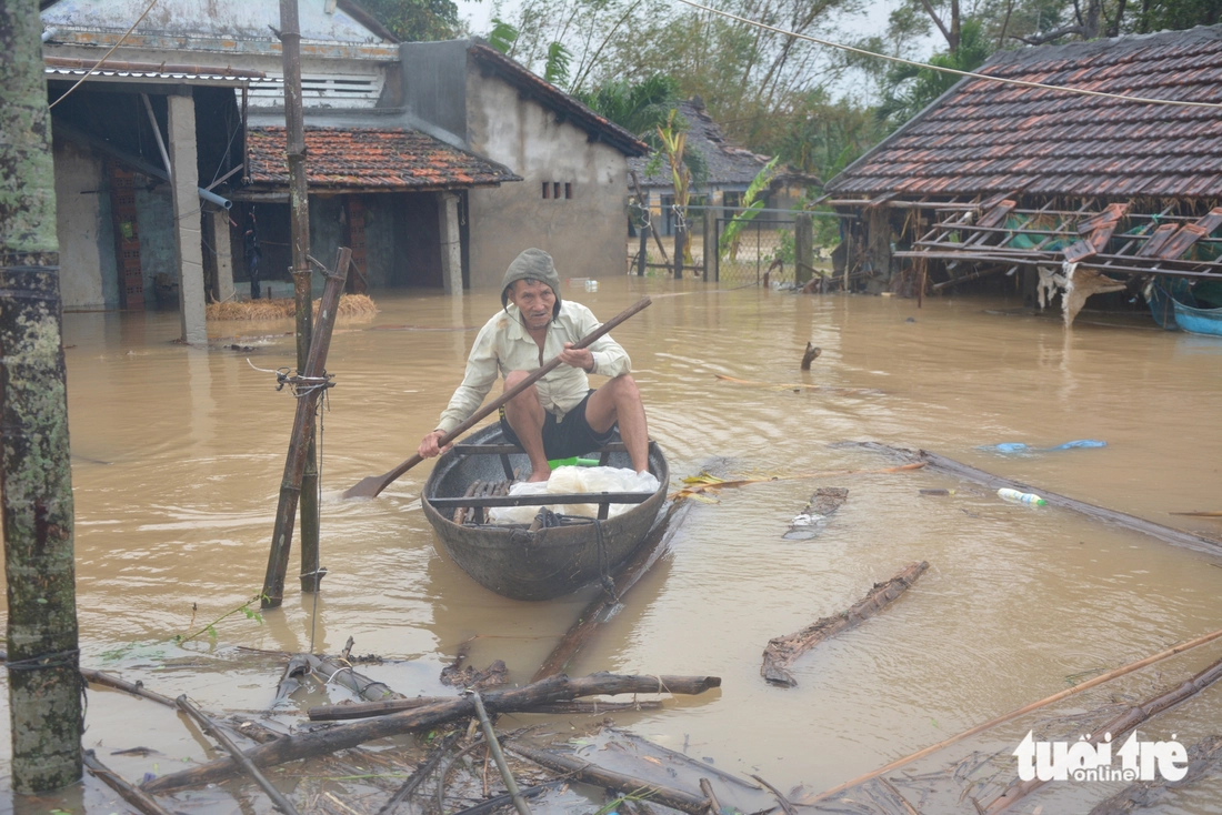 Vợ chồng già sống sót qua trận lũ lịch sử, gượng dậy dựng lại nhà - Ảnh 5.