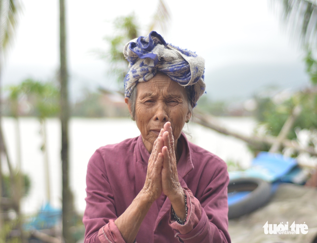 Vợ chồng già sống sót qua trận lũ lịch sử, gượng dậy dựng lại nhà - Ảnh 9.