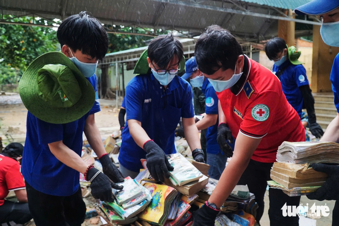 TP.HCM giúp trường học Khánh Hòa khắc phục hậu quả mưa lũ, nấu ăn, khám bệnh miễn phí cho người dân - Ảnh 1.