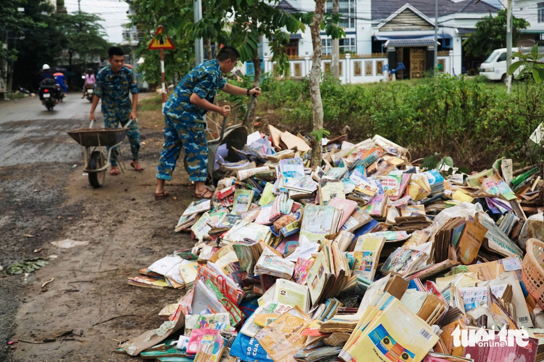 TP.HCM giúp trường học Khánh Hòa khắc phục hậu quả mưa lũ, nấu ăn, khám bệnh miễn phí cho người dân - Ảnh 3.