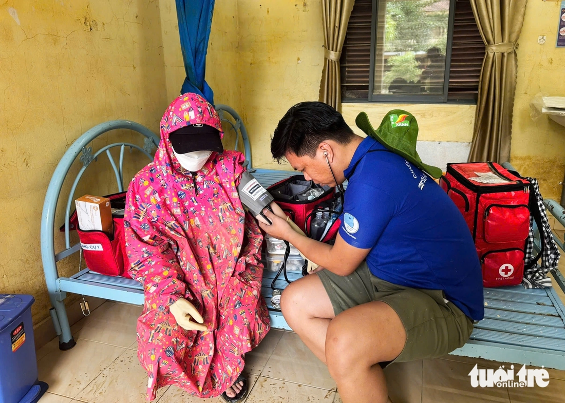 TP.HCM giúp trường học Khánh Hòa khắc phục hậu quả mưa lũ, nấu ăn, khám bệnh miễn phí cho người dân - Ảnh 6.