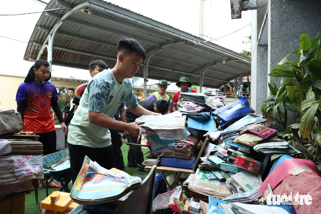 Thầy cô gác lại việc nhà, lội bùn dọn trường sau lũ dữ - Ảnh 9.