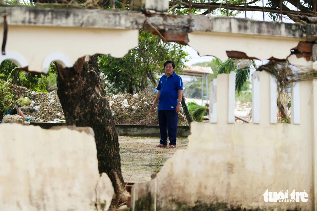 Thầy cô ở Phú Yên cũ dọn đống đổ nát, phơi sách vở, mong ngày học sinh trở lại - Ảnh 8.