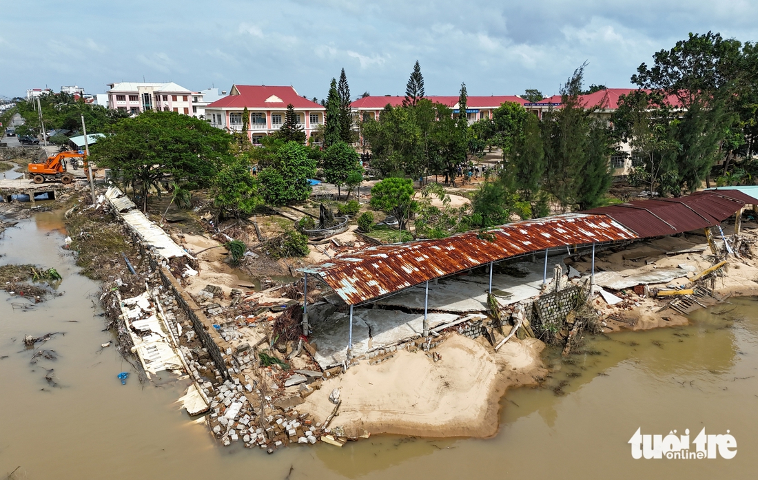 Thầy cô ở Phú Yên cũ dọn đống đổ nát, phơi sách vở, mong ngày học sinh trở lại - Ảnh 12.