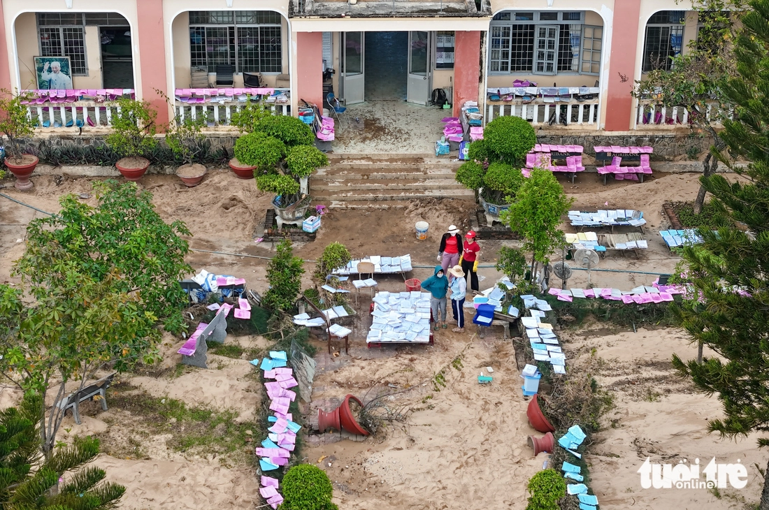 Thầy cô ở Phú Yên cũ dọn đống đổ nát, phơi sách vở, mong ngày học sinh trở lại - Ảnh 13.