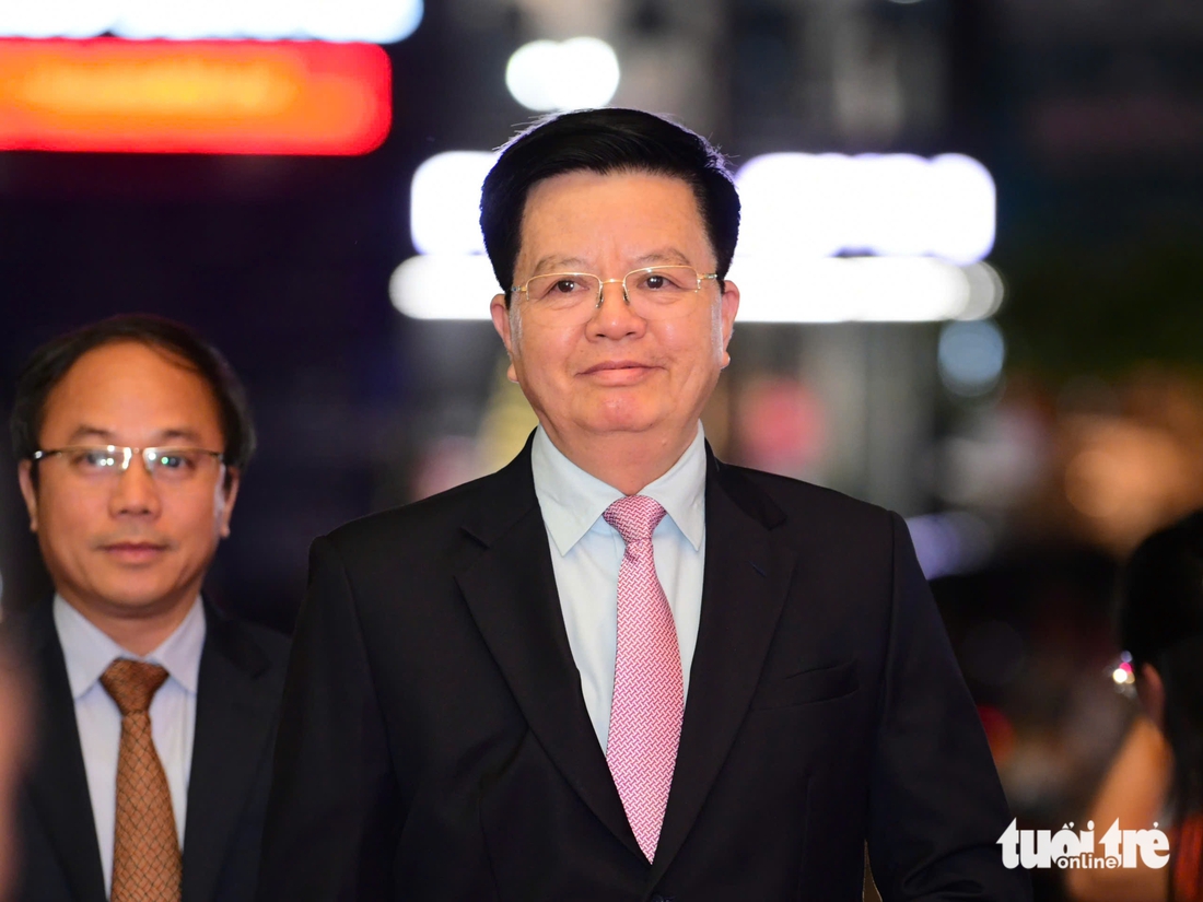 Dàn 'Mưa đỏ', Trấn Thành và hàng trăm nghệ sĩ làm nóng thảm đỏ bế mạc Liên hoan phim Việt Nam - Ảnh 2.