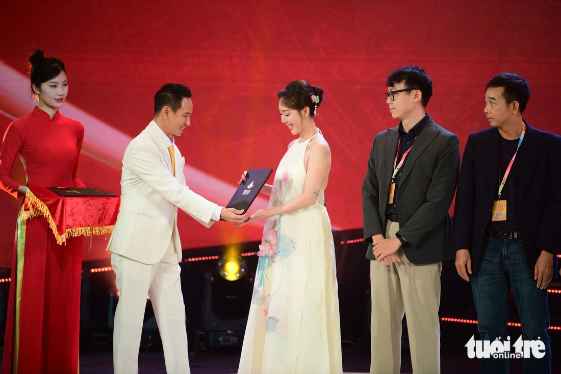 Anh Tạ Phương Nam của Mưa đỏ nhận giải ở Liên hoan phim Việt Nam - Ảnh 3. Liên hoan phim Việt Nam - Ảnh 12.