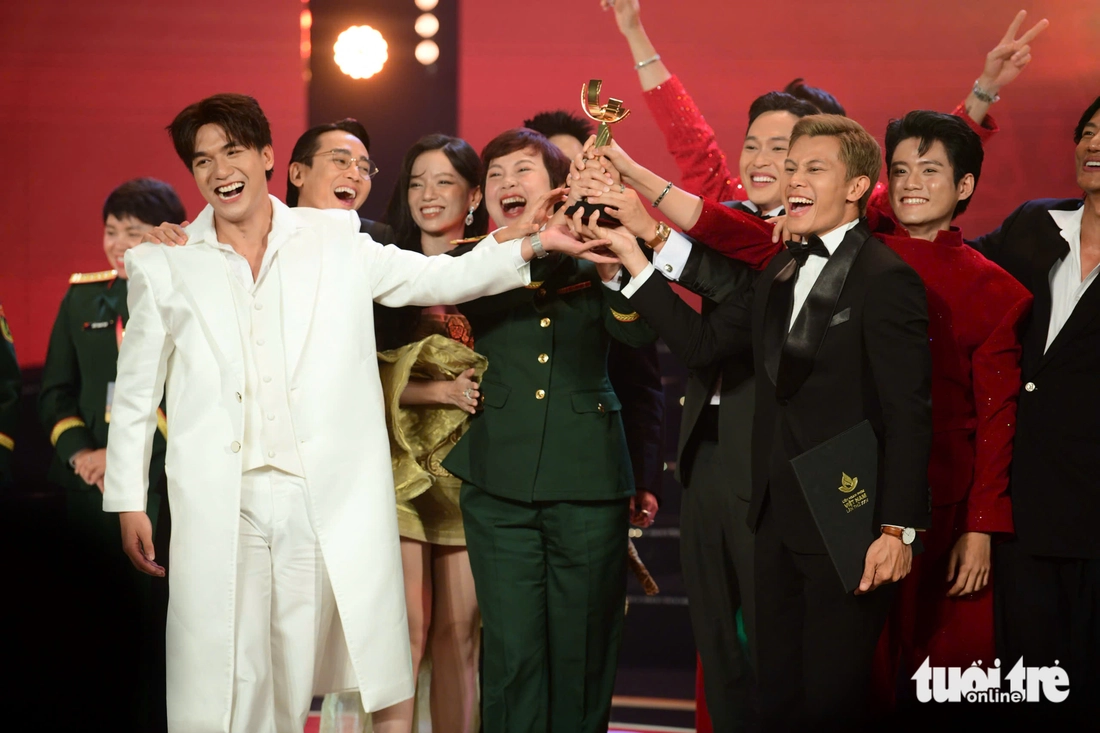 Mưa đỏ nhận Bông sen vàng cùng 4 giải cá nhân xuất sắc tại Liên hoan phim Việt Nam - Ảnh 1. Liên hoan phim Việt Nam - Ảnh 2.