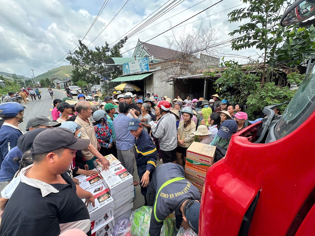 Lính cứu hỏa từ TP.HCM ra Phú Yên cũ hỗ trợ dân sau lũ, trao gần 100 tấn hàng cứu trợ - Ảnh 9.