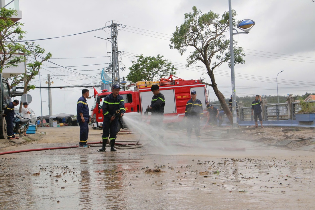 Lính cứu hỏa từ TP.HCM ra Phú Yên cũ hỗ trợ dân sau lũ, trao gần 100 tấn hàng cứu trợ - Ảnh 3.