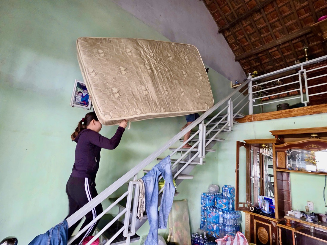 Dân rốn lũ Hòa Thịnh vừa sửa nhà, vừa lo bão tới- Ảnh 9. Hòa Thịnh - Ảnh 9.