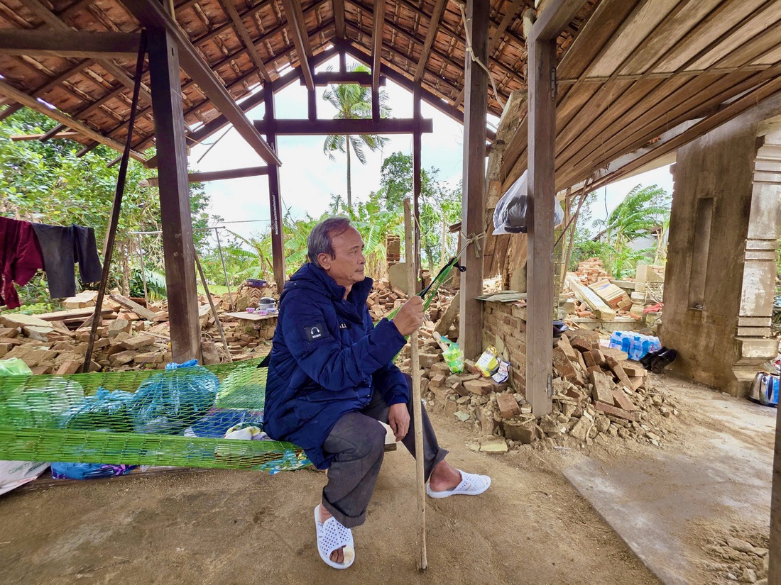 Dân rốn lũ Hòa Thịnh vừa sửa nhà, vừa lo bão tới- Ảnh 1. Dân rốn lũ Hòa Thịnh nhà mới sập đang lo sửa giờ lo bão tới - Ảnh 1.