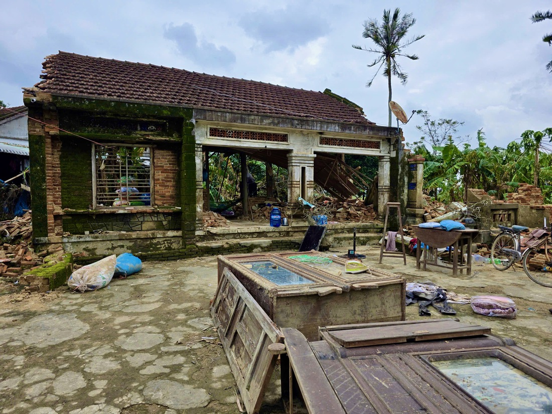 Dân rốn lũ Hòa Thịnh vừa sửa nhà, vừa lo bão tới- Ảnh 2. Dân rốn lũ Hòa Thịnh nhà mới sập đang lo sửa giờ lo bão tới - Ảnh 2.