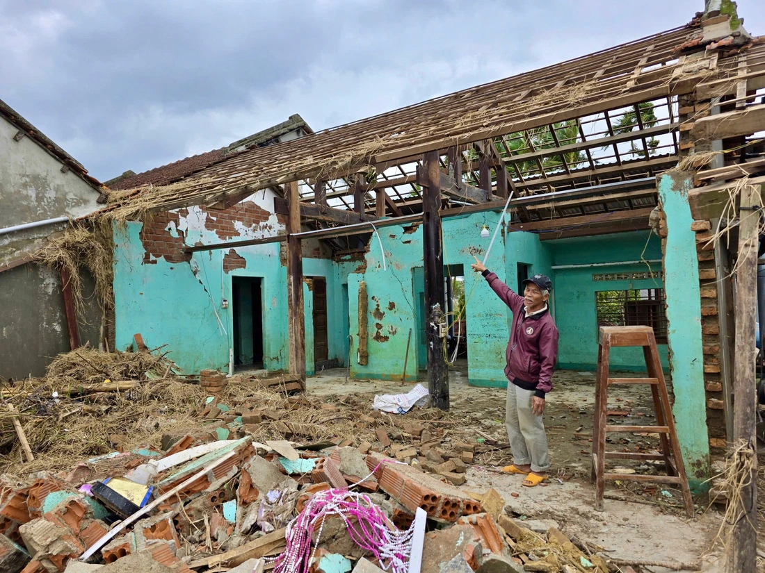 Dân rốn lũ Hòa Thịnh vừa sửa nhà, vừa lo bão tới- Ảnh 3. Hòa Thịnh - Ảnh 3.
