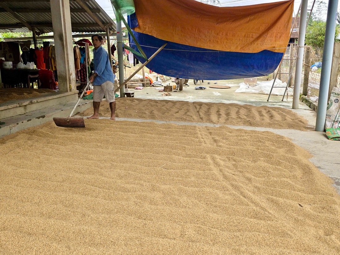 Dân rốn lũ Hòa Thịnh vừa sửa nhà, vừa lo bão tới- Ảnh 7. Hòa Thịnh - Ảnh 7.