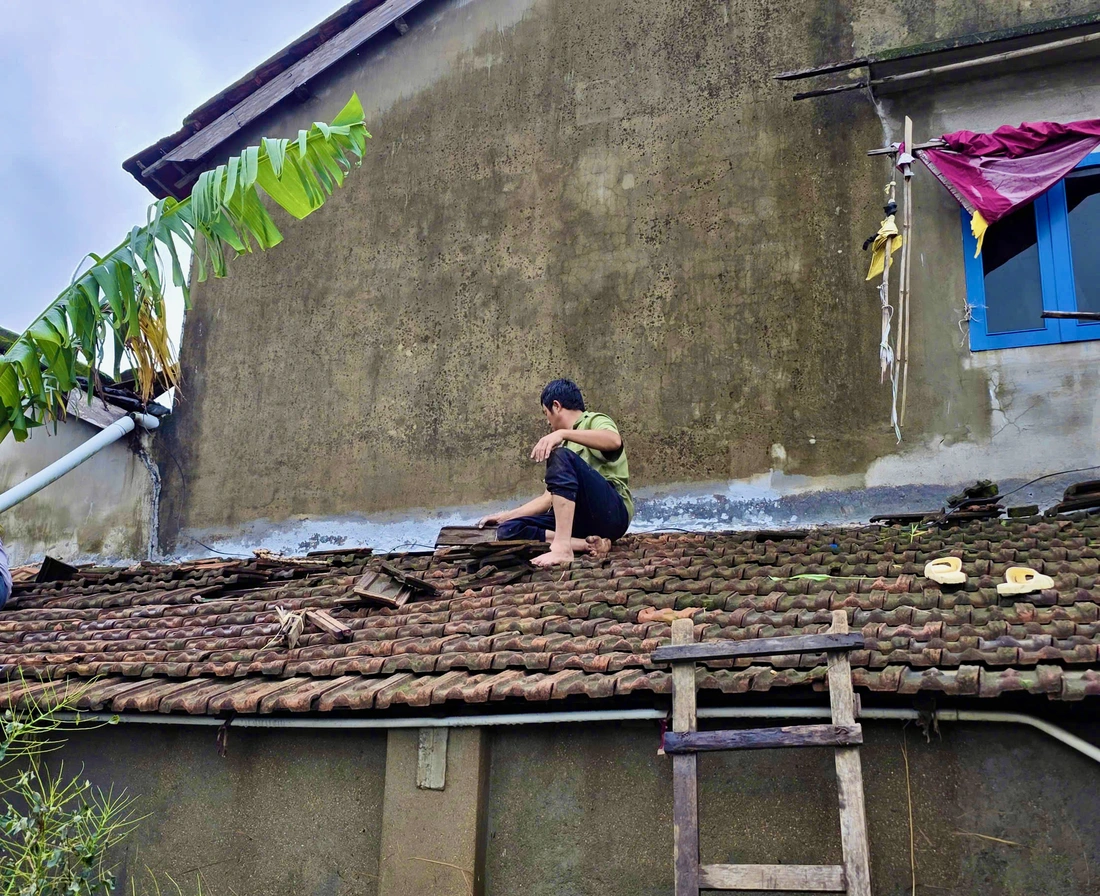 Dân rốn lũ Hòa Thịnh vừa sửa nhà, vừa lo bão tới- Ảnh 5. Hòa Thịnh - Ảnh 5.