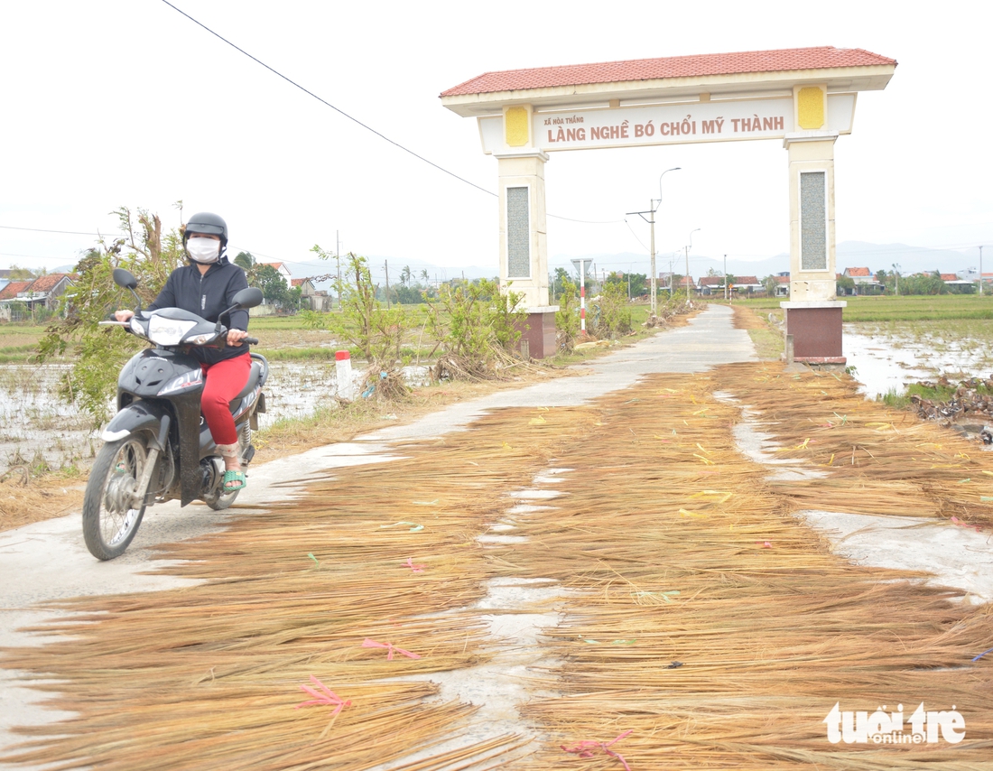 Ướt hàng tấn chổi đót trong lũ, người dân làng nghề Mỹ Thành 'gượng dậy' đem đót ra phơi - Ảnh 1.