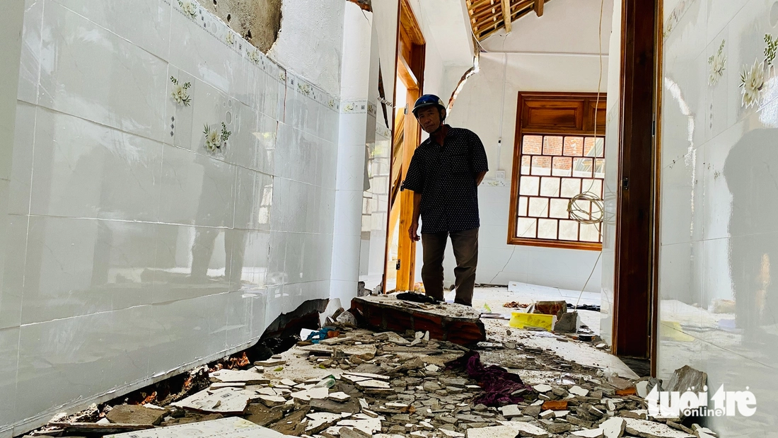 Trong cơn mưa, nhà bỗng 'nổ' như động đất, 35 hộ tháo chạy 7 ngày chưa dám về  - Ảnh 2.