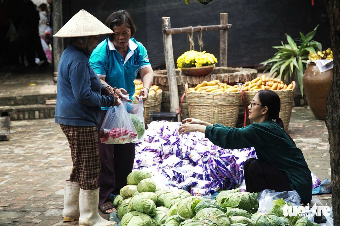 Phiên chợ quê 0 đồng cho người dân vùng lũ Nha Trang- Ảnh 1.