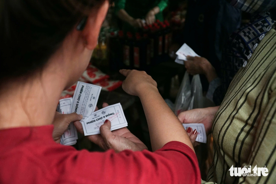 Phiên chợ quê 0 đồng cho người dân vùng lũ Nha Trang - Ảnh 2.