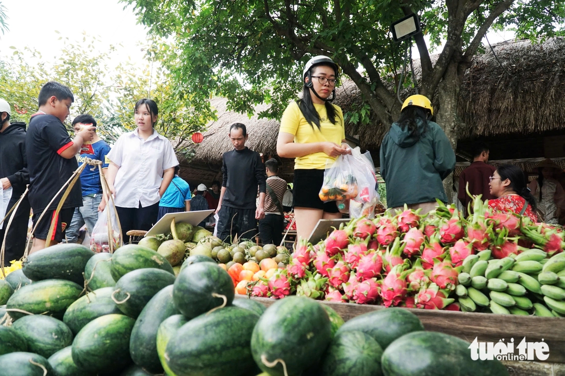 Phiên chợ quê 0 đồng cho người dân vùng lũ Nha Trang - Ảnh 3.