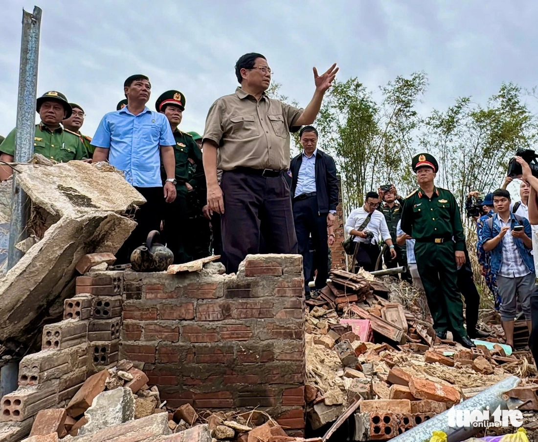 Thăm vùng rốn lũ Phú Yên, Thủ tướng chỉ đạo kỹ về việc xây nhà tránh lũ cho dân - Ảnh 3.